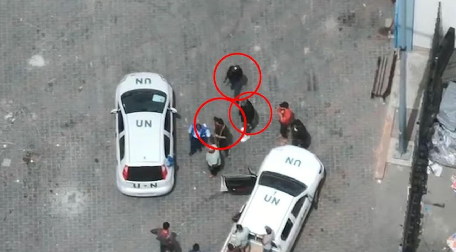 Террористы у машин ООН. Фото: пресс-служба ЦАХАЛ