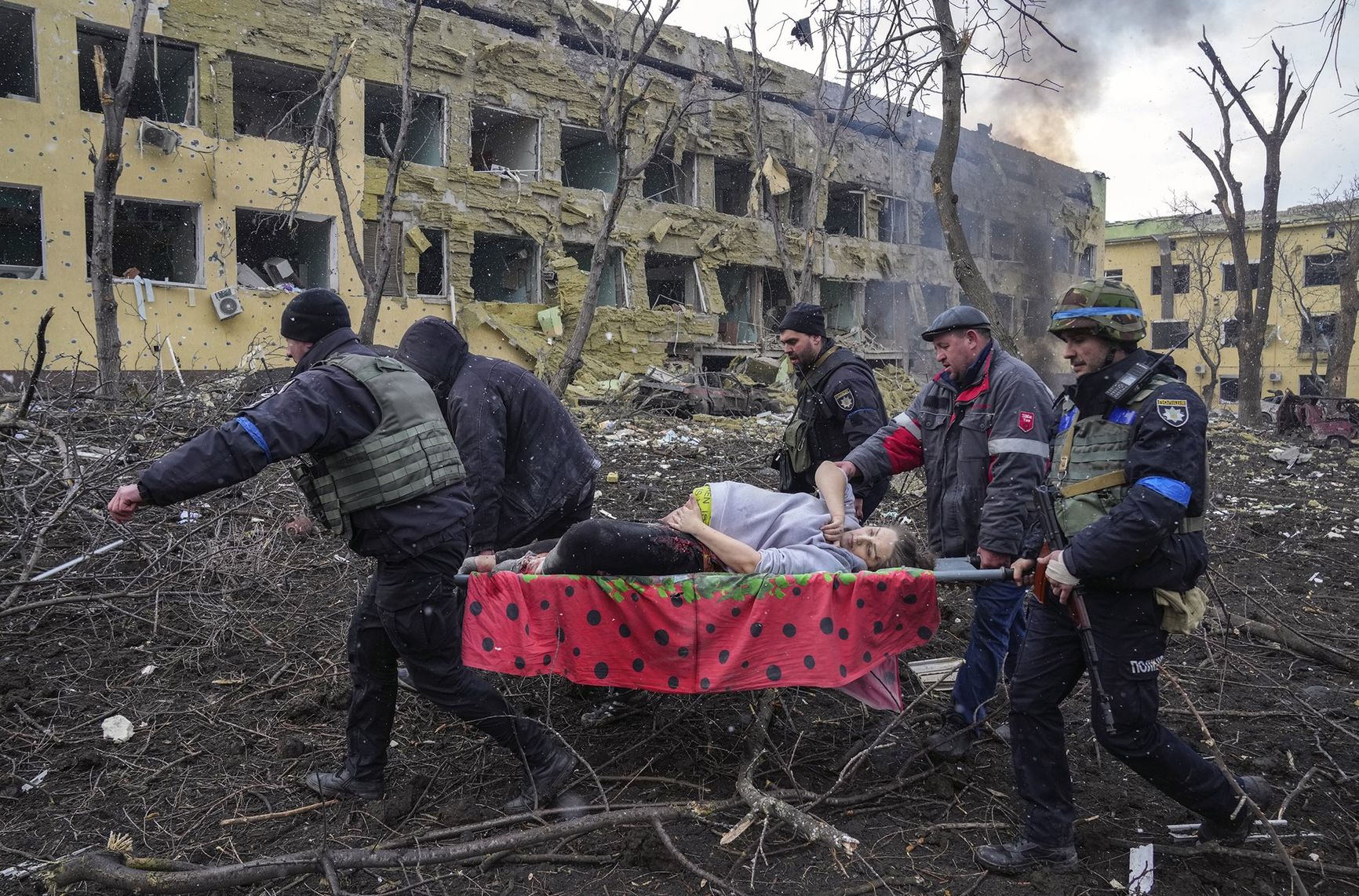 Iryna Kalinina (32), an injured pregnant woman, is carried from a maternity hospital that was damaged during a Russian airstrike in Mariupol, Ukraine. Her baby, named Miron (after the word for ‘peace’) was stillborn, and half an hour later Iryna died as well. An OSCE report concluded the hospital was deliberately targeted by Russia, resulting in three deaths and some 17 injuries.