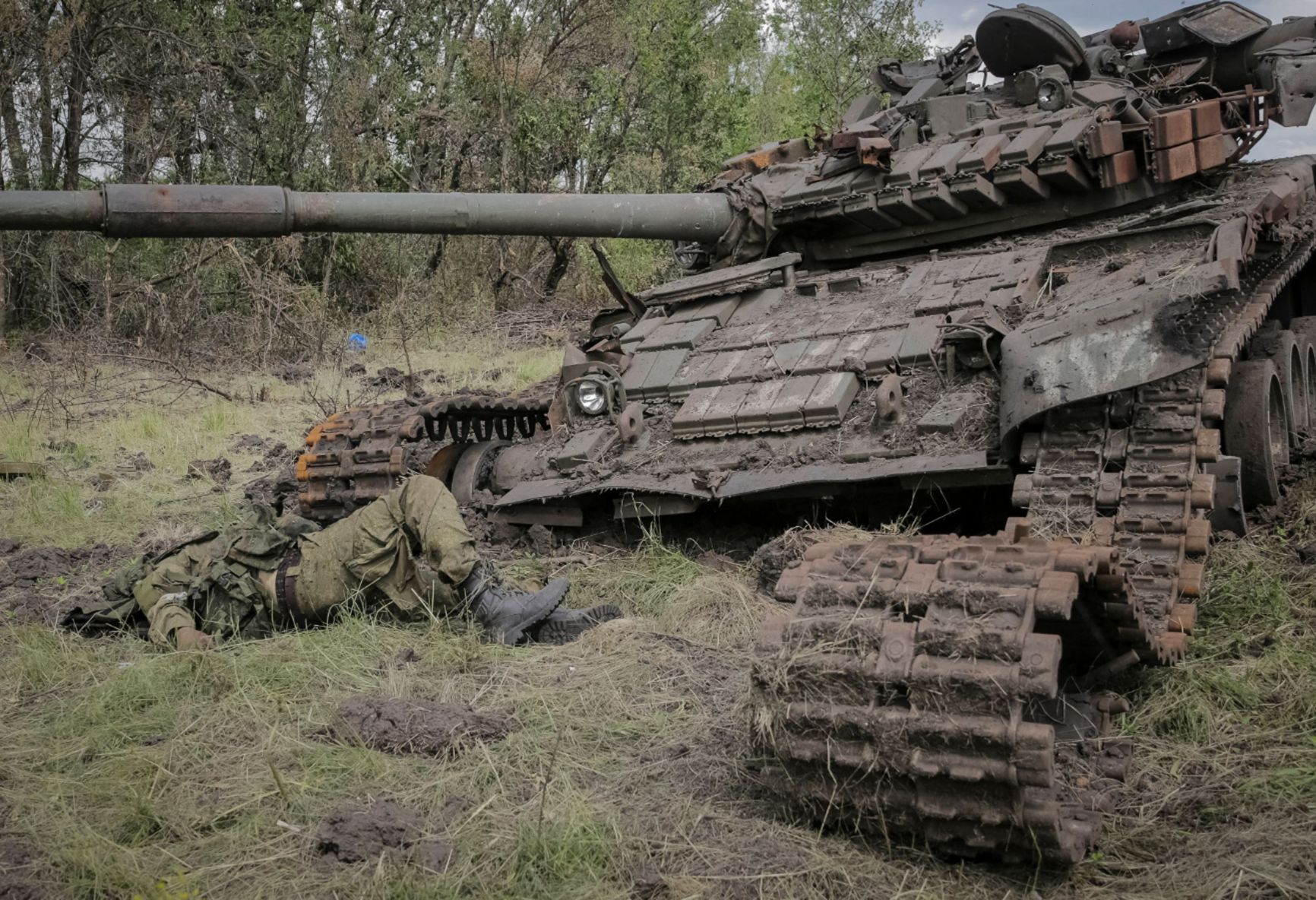 Body of a slain Russian soldier in front of a damaged tank. Storozhove, June 14, 2023