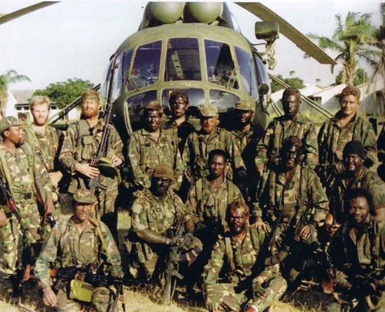 Сотрудники Executive Outcomes в Сьерра-Леоне на фоне вертолета Ми-17 