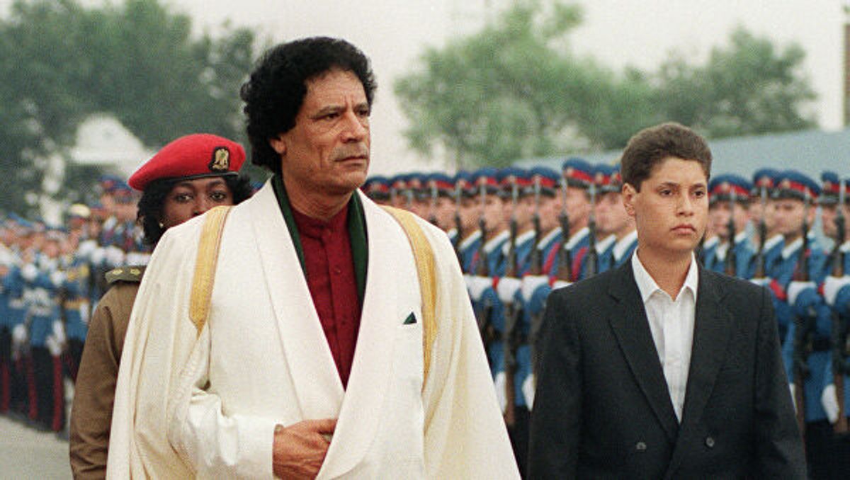 1989 г. Муаммар Каддафи с сыном принимают парад ливийских войск