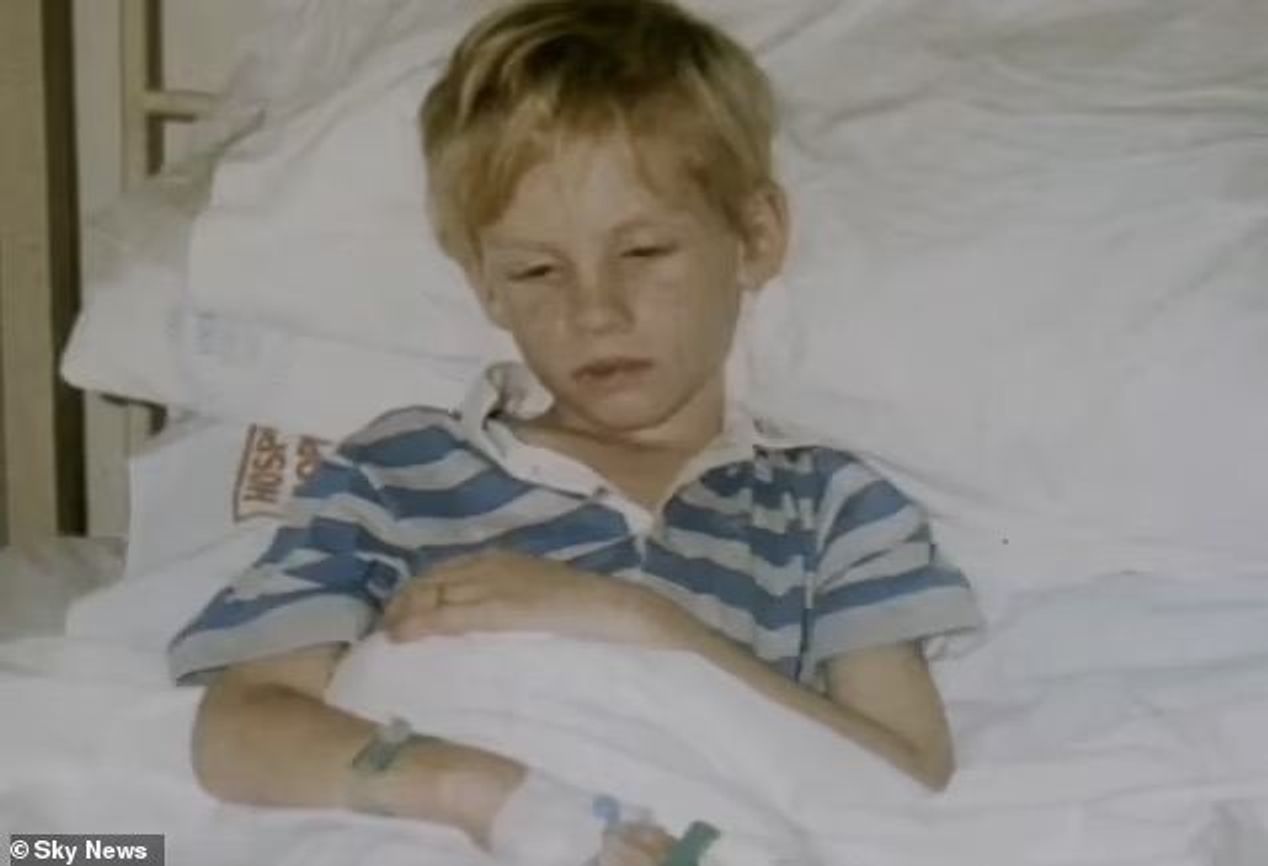 Колин Смит (на фото в возрасте шести лет в 1988 году) умер в возрасте семи лет в 1990 году после заражения ВИЧ от перелитой зараженной крови
