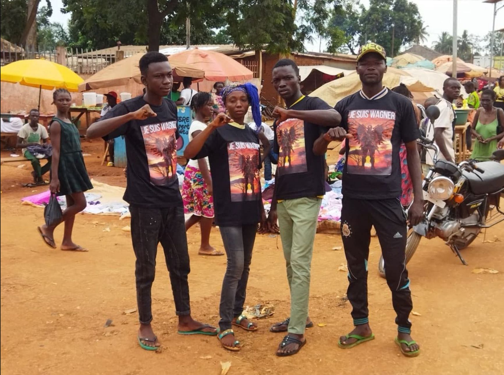 Группа жителей Центральноафриканской Республики в футболках с надписью Je suis Wagner