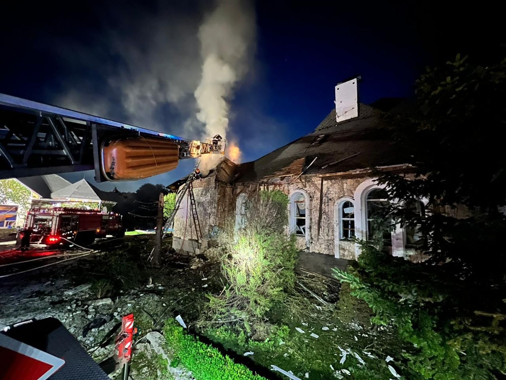 Дом в Бучанском районе Киевской области, в который попали обломки дрона-камикадзе