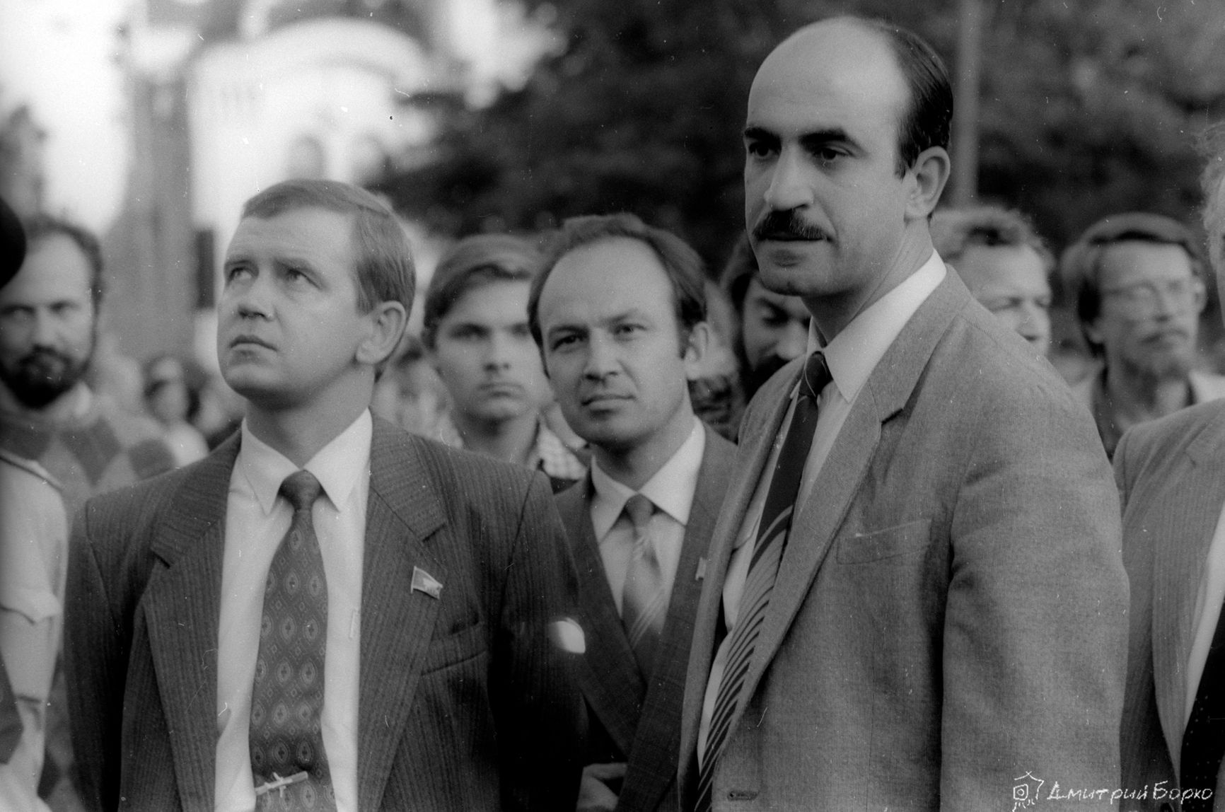 Сергей Станкевич на площади (слева)