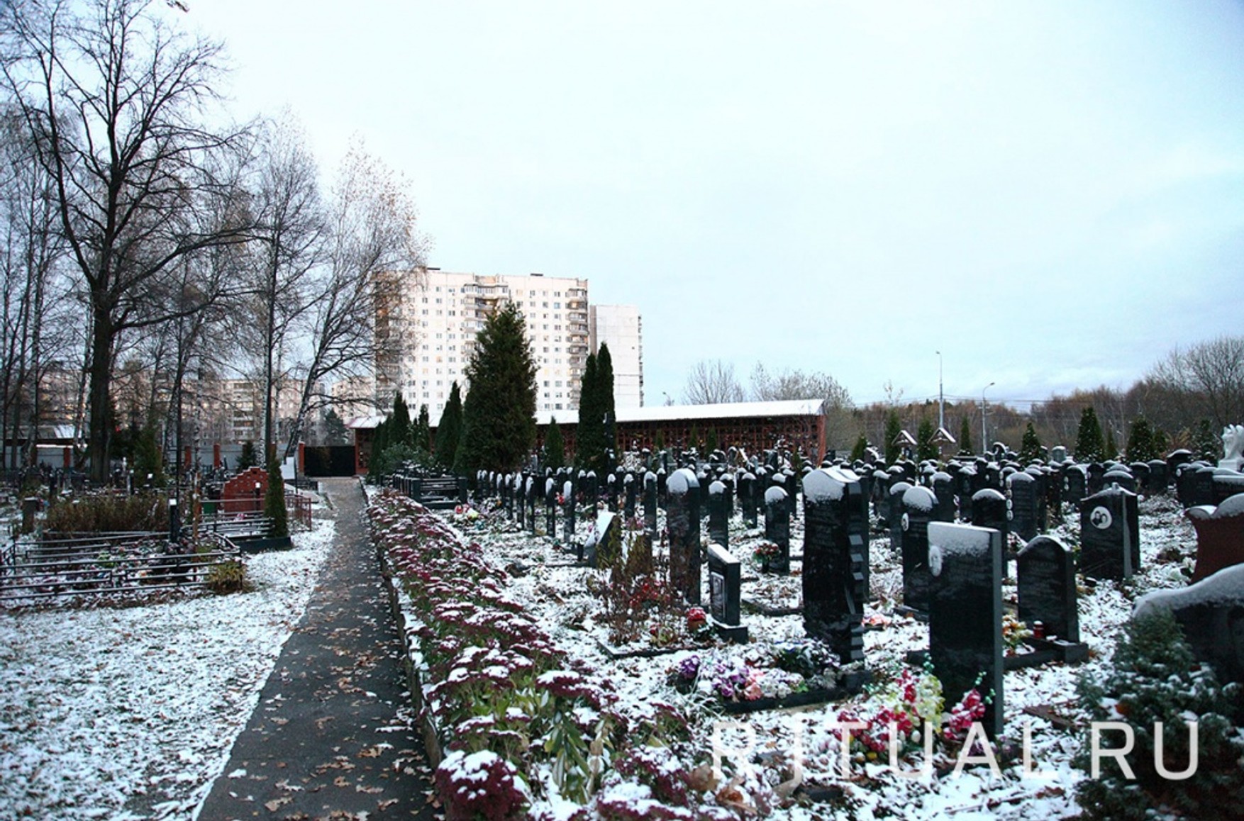 Кладбище в ясенево. Ясеневское кладбище Москва. Кладбище в Ясенево Москва. Кладбище на Кутузовском проспекте.