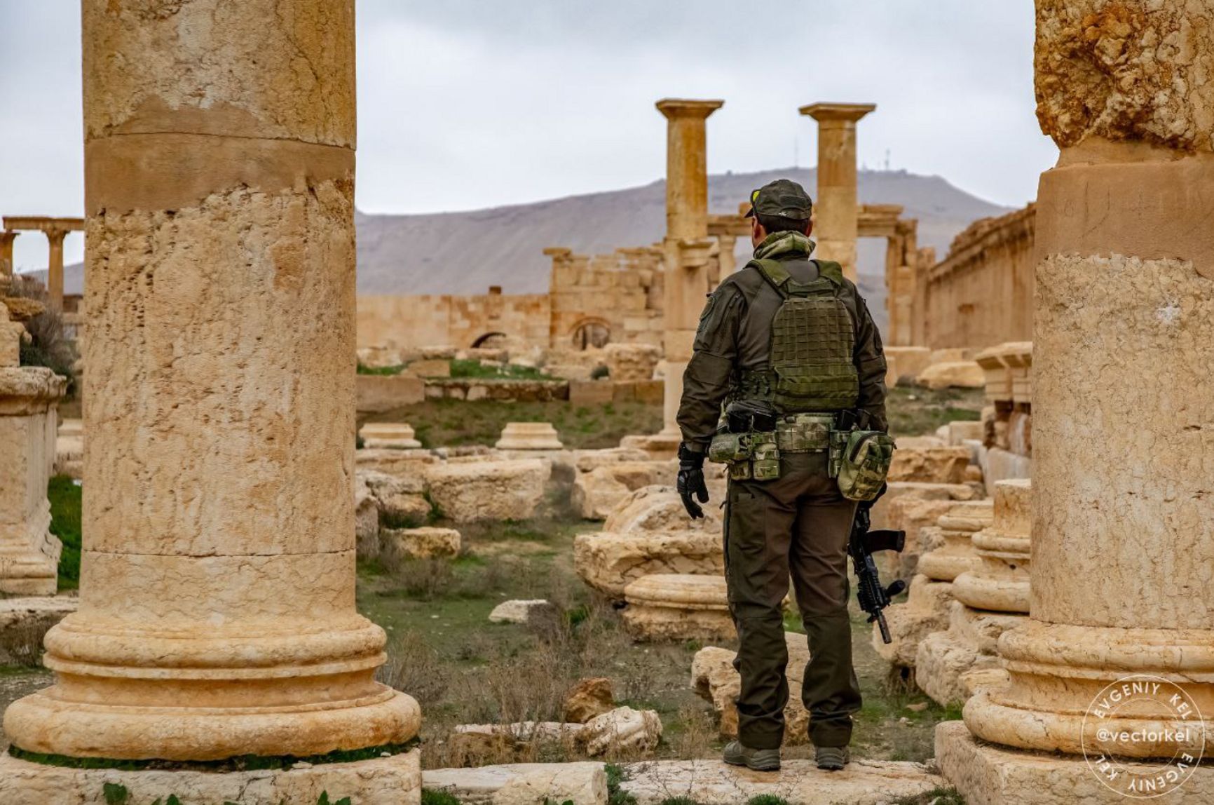 Российский наемник на развалинах древнего города Пальмира в Сирии