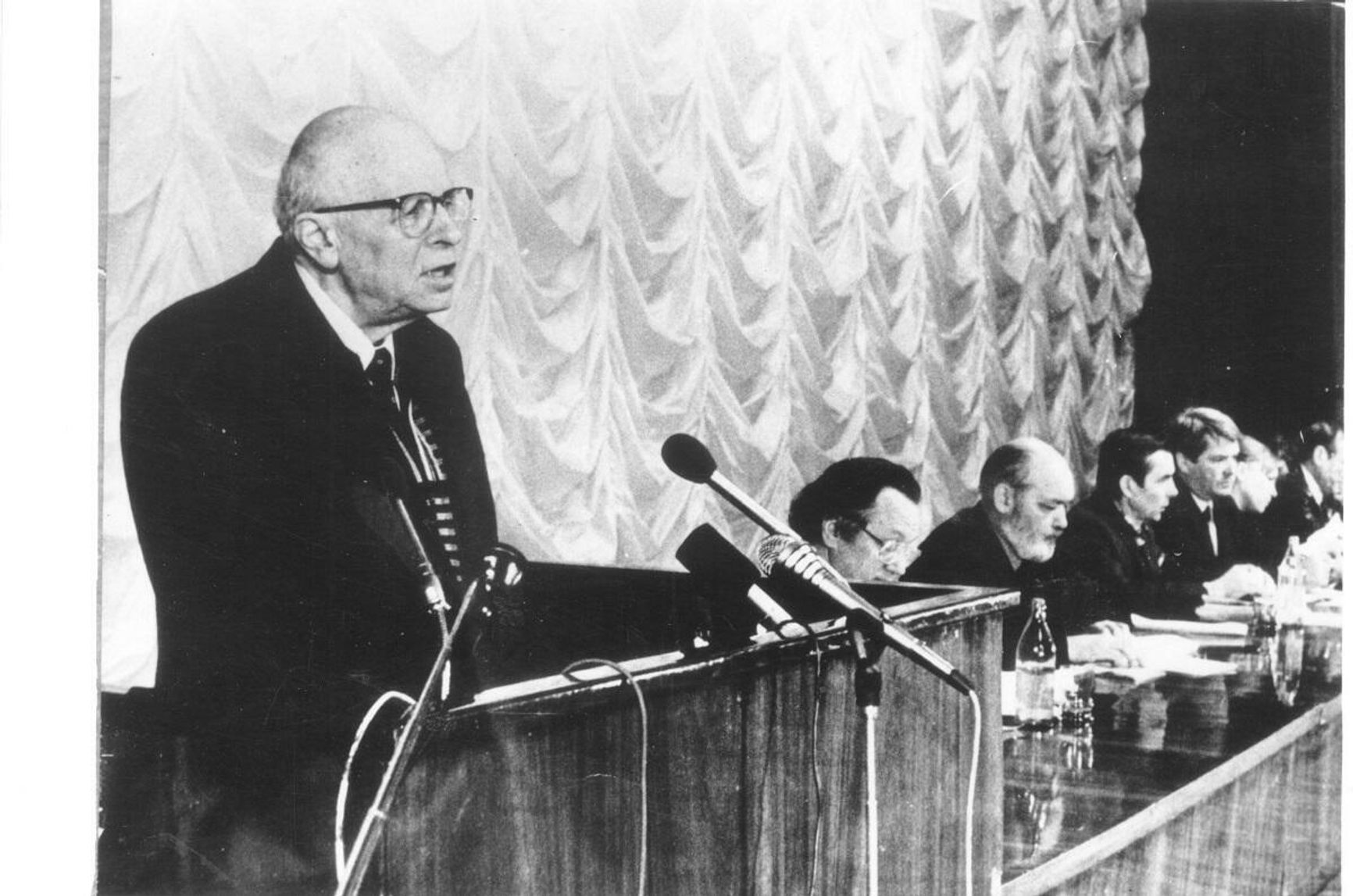 Сахаров на трибуне Учредительной конференции «Мемориала». Январь 1989 