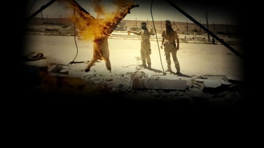 Вагнеровцы сжигают обезображенный труп убитого ими сирийца