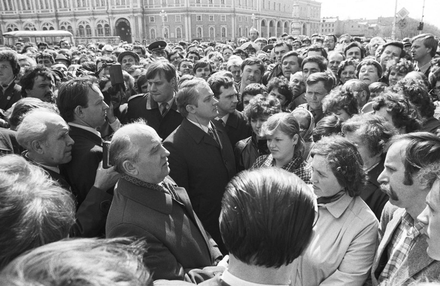 На фото: Михаил Горбачев в Ленинграде, 15 мая 1985 года.