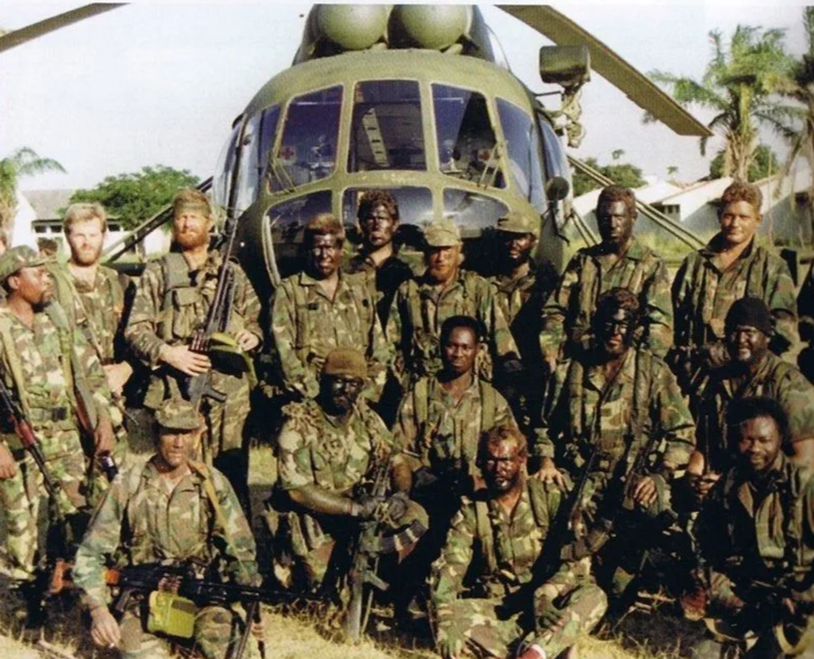 Сотрудники Executive Outcomes в Сьерра-Леоне на фоне вертолета Ми-17 