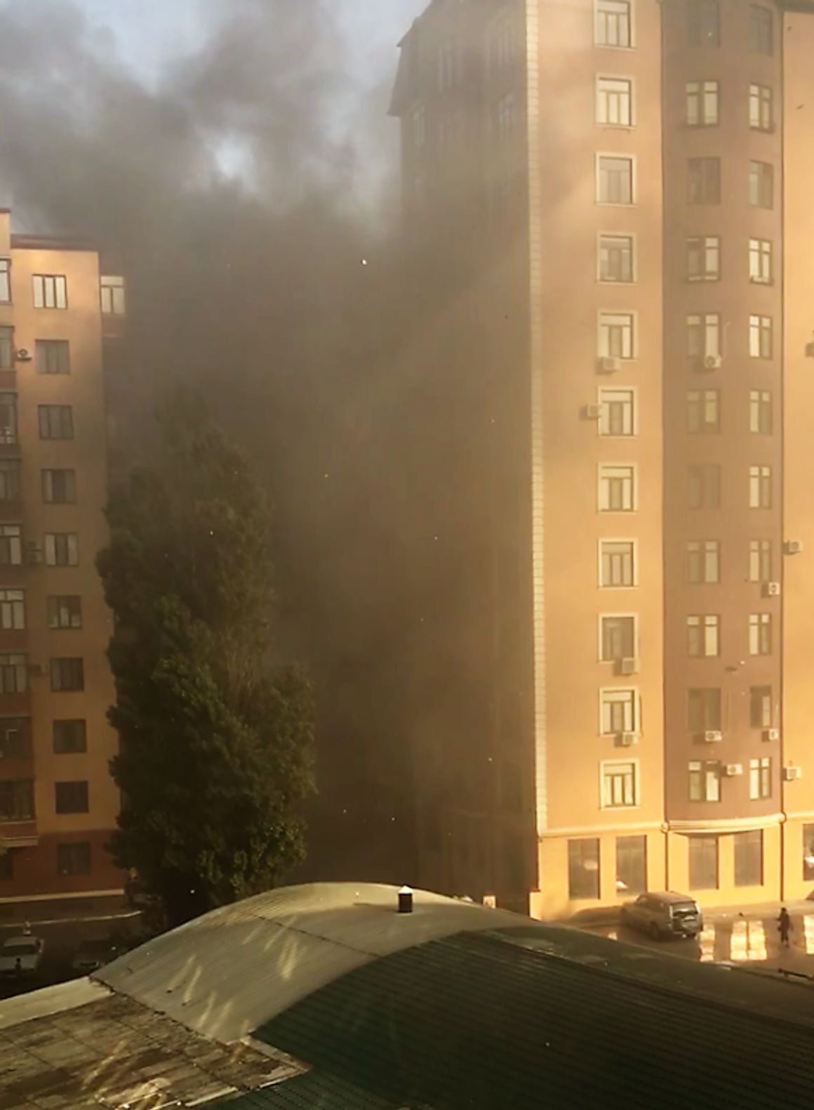 Сгоревший трансформатор во дворах домов по улице Ирчи Казака в Ленинском районе Махачкалы