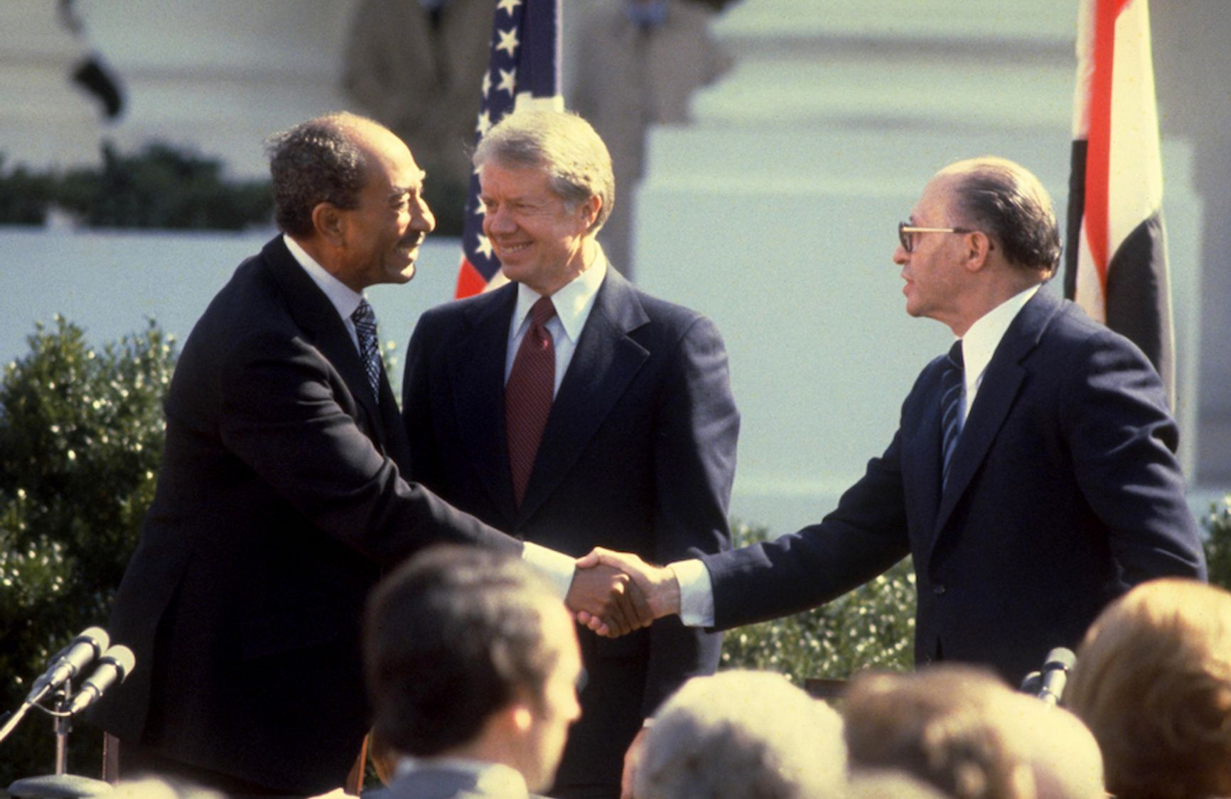 Президент США Джимми Картер, лидер Египта Анвар Садат и Израиля Менахем Бегин после подписания Кэмп-Дэвидского соглашения 26 марта 1979 года году