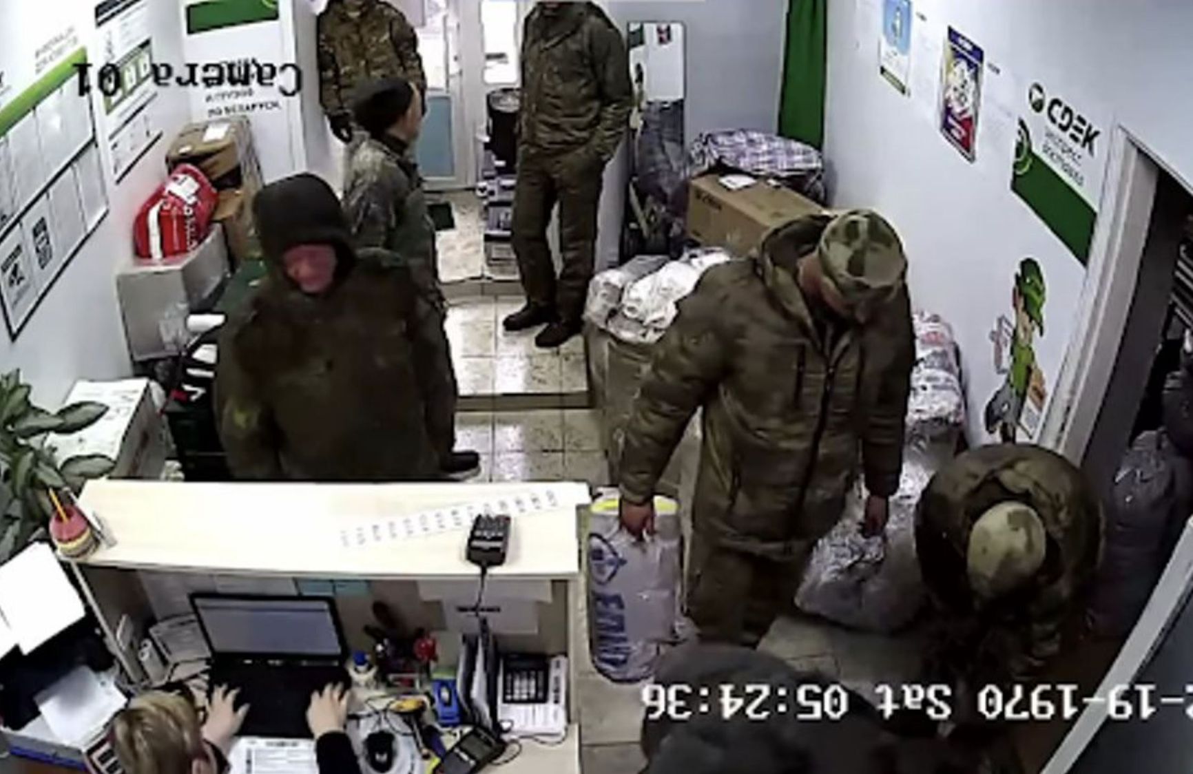  A Russian soldier with a bag from the Ukrainian shopping mall Epicenter. Screenshot from Anton Motolko's video