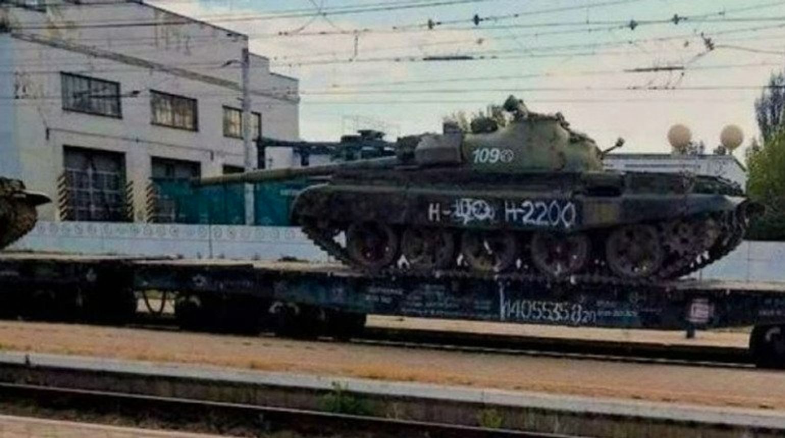 Т-62М на военном эшелоне в Мелитополе, весна 2022 года