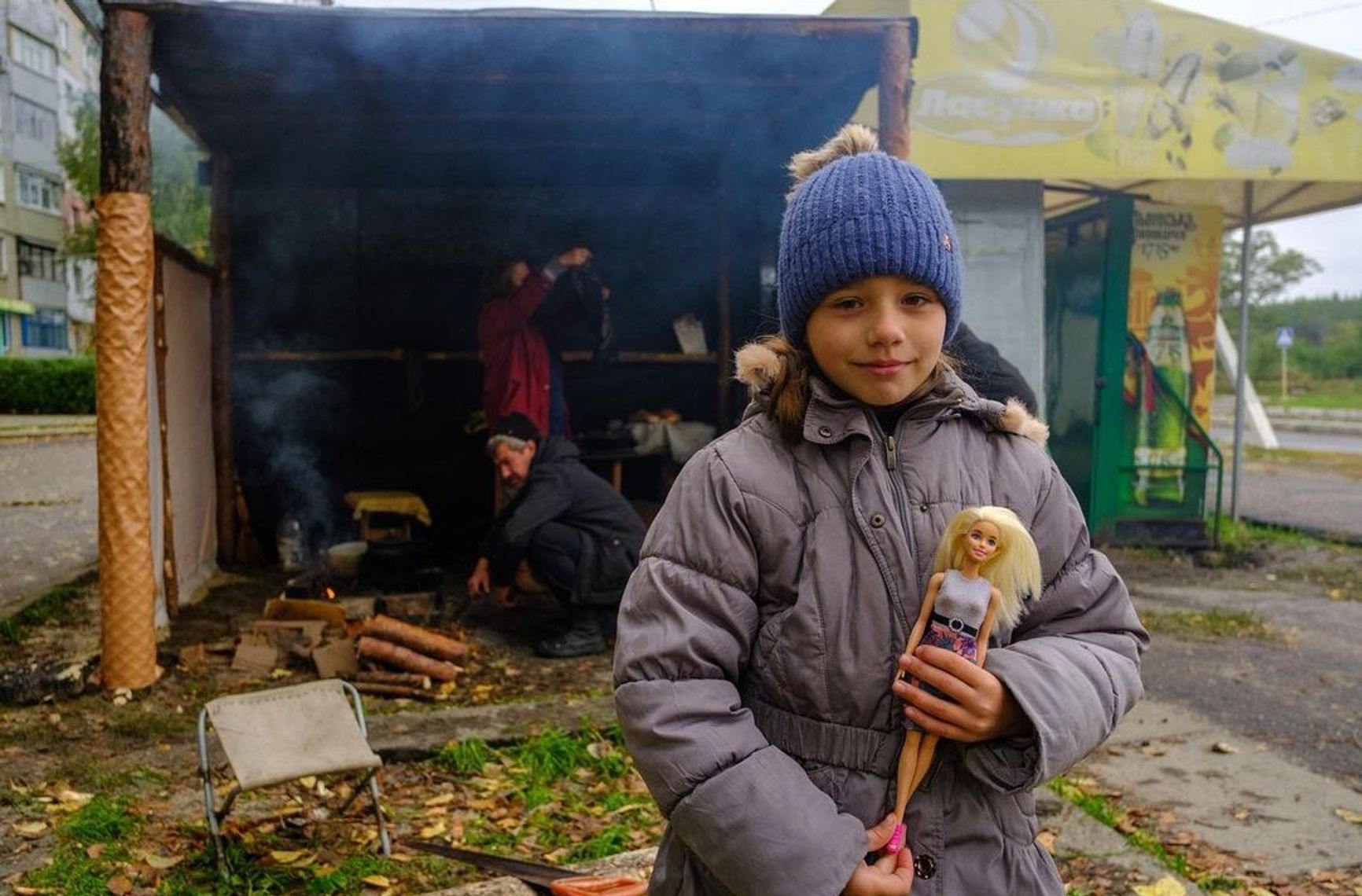 Девочка Аня с куклой Ангелиной готовится к эвакуации в Харьков