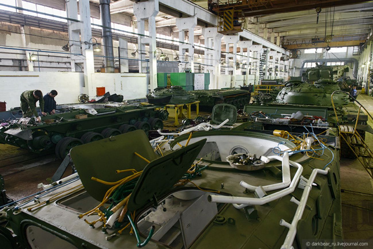 Цех 103-го Бронетанкового ремонтного завода в Забайкалье. Фото 2012 года