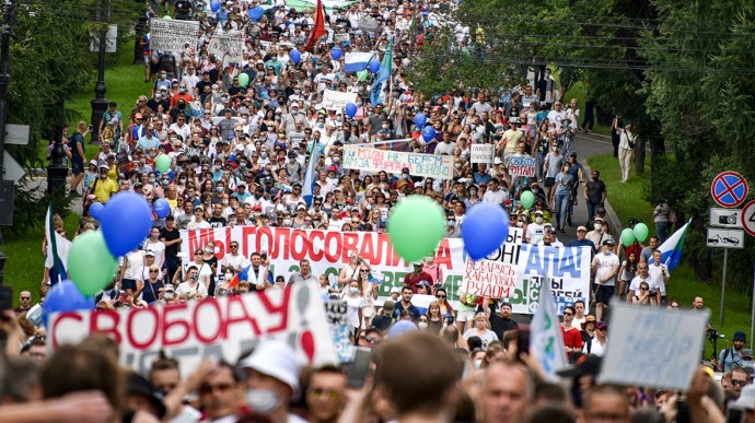 «Люди, которые сейчас ходят на митинг в Хабаровске, не пойдут на диалог» — политологи о предложении Дегтярева создать Народный совет