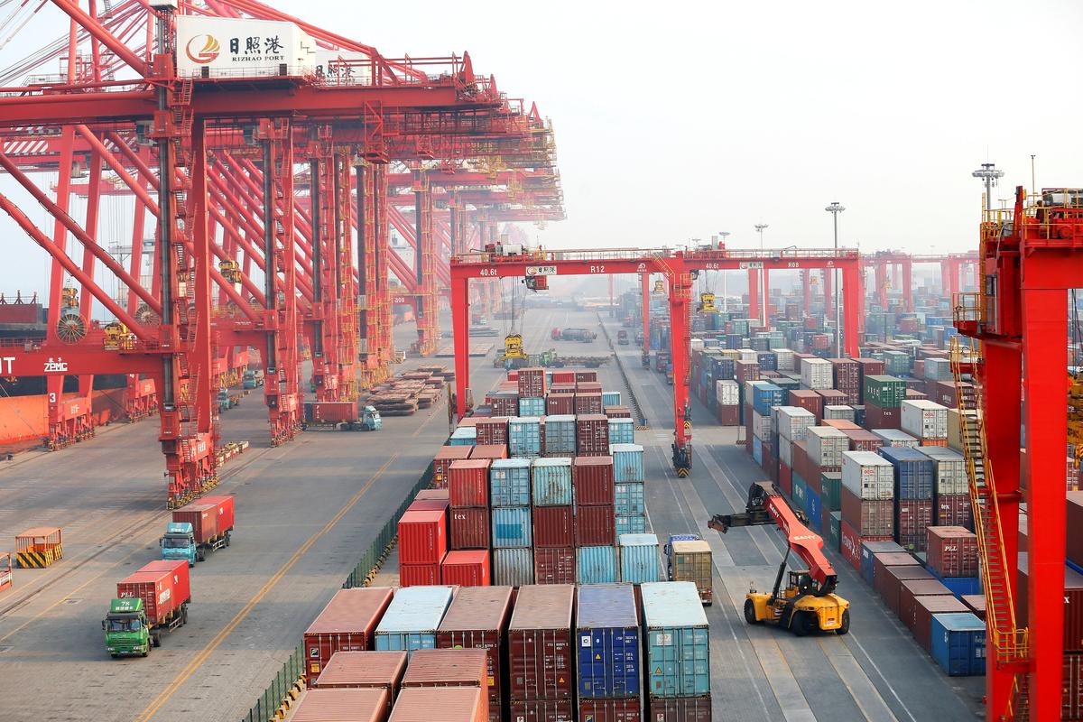 Экспорт Китая сократился на фоне торгового спора с США