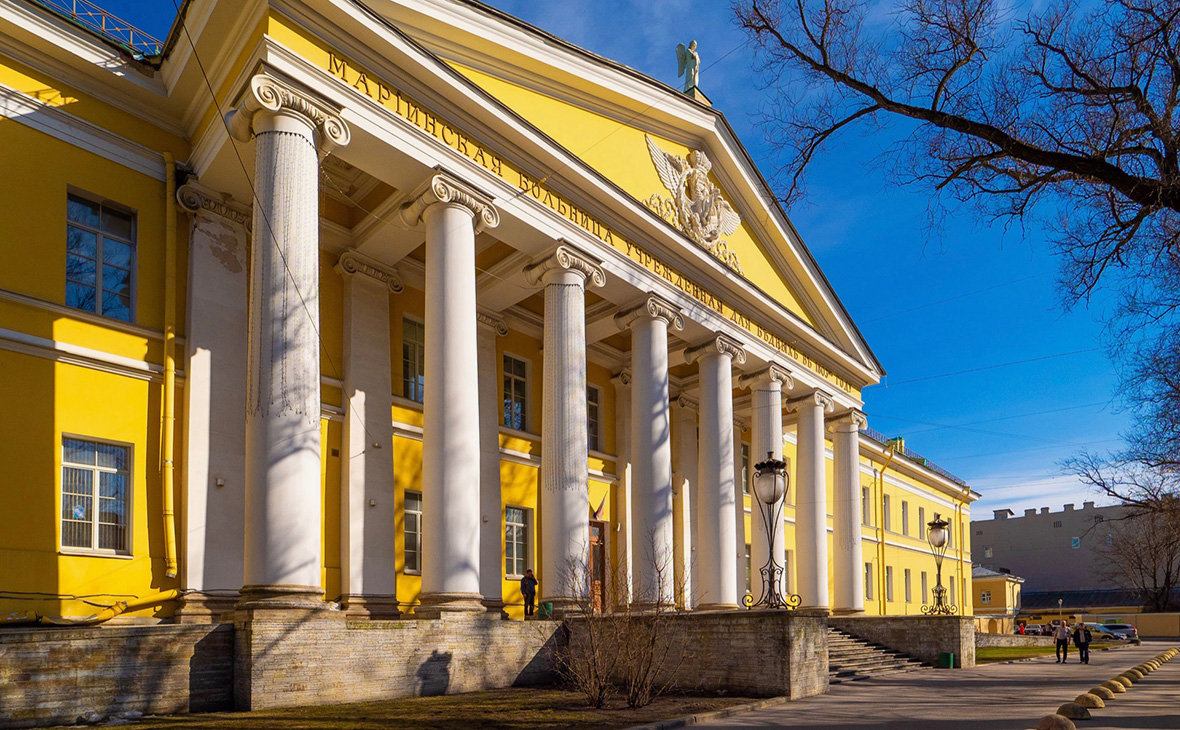 В Петербурге из-за вспышки коронавируса закрыли Мариинскую больницу