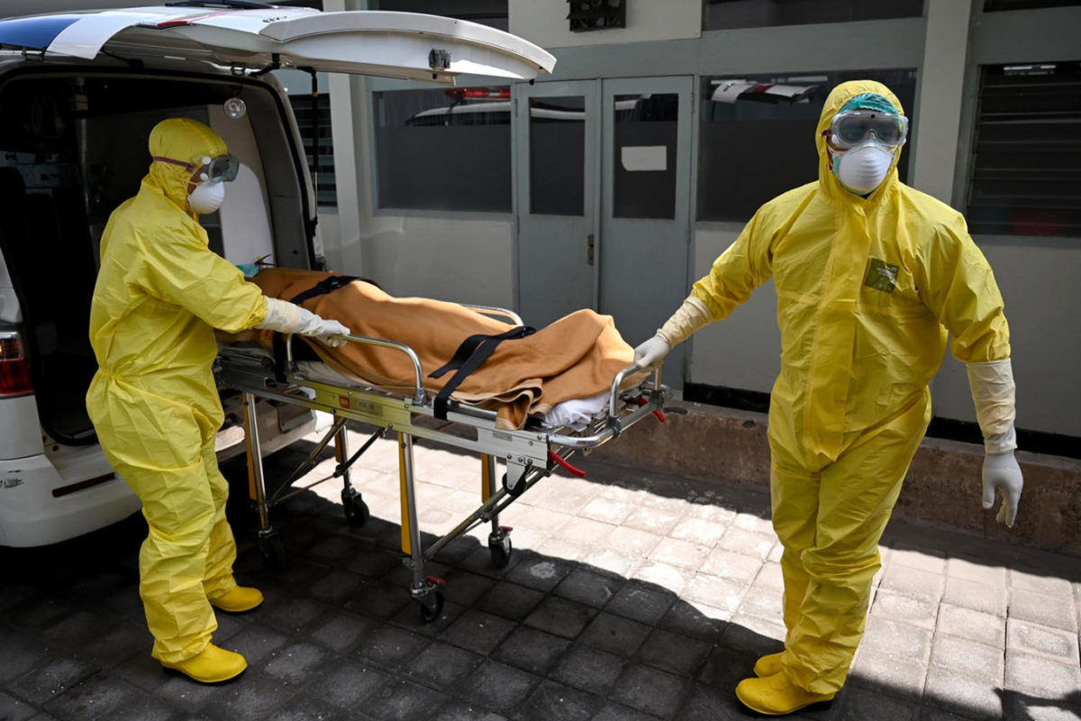 В Москве, по официальным данным, за сутки скончались 57 человек с коронавирусом