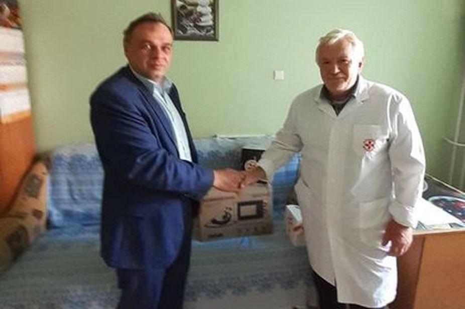  Хирурга из Новгородской области оштрафовали за то, что он без маски принял помощь от «Альянса врачей» для больницы