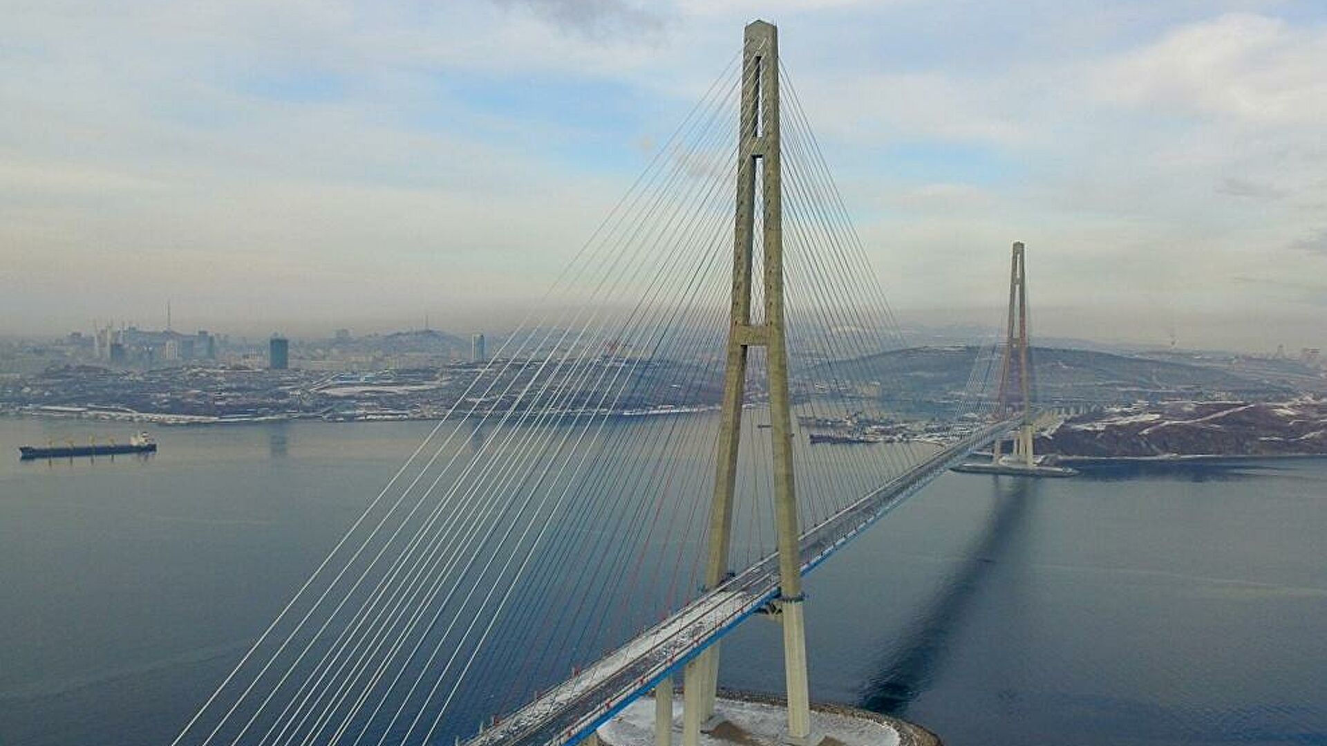 Во Владивостоке открылось движение по мосту на остров Русский