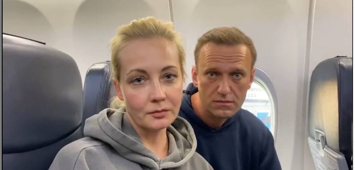 Дестяки тысяч человек следят за полетом Навального в Москву через Flightradar