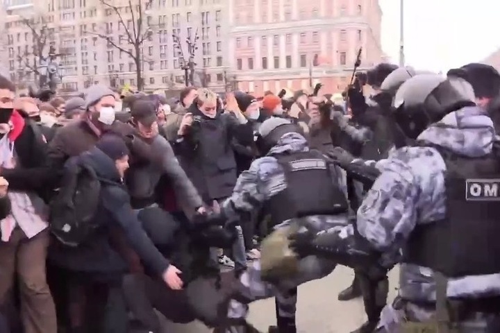 Полиция задержала 20-летнего чеченца, подравшегося с омоновцами на акции 23 января в Москве