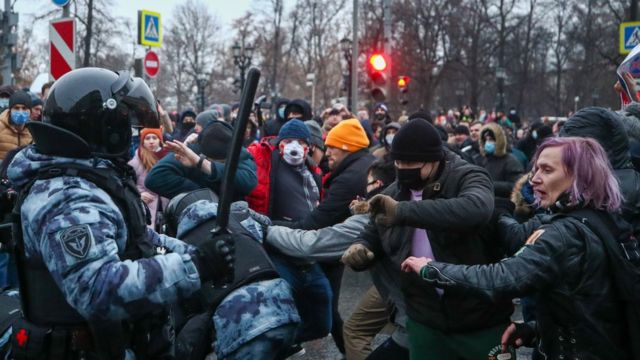 Суд в Москве арестовал мужчину, который бросил файер в ОМОН на акции 23 января