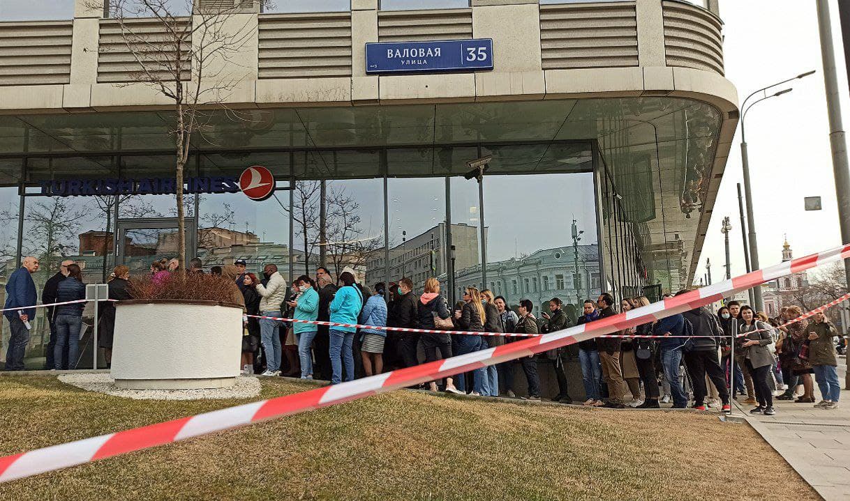 Сотни туристов требуют возврата билетов у офиса «Турецких авиалиний». Видеорепортаж