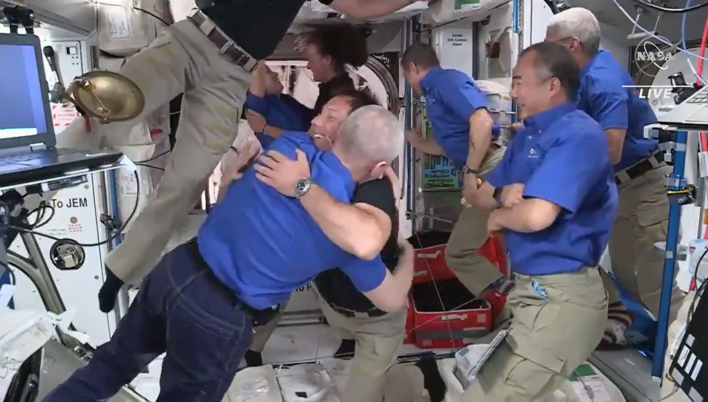 Астронавты корабля Crew Dragon-2 перешли на МКС — видео