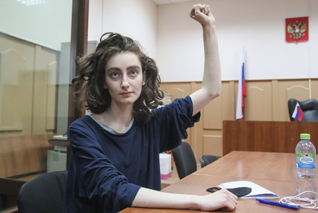 Следователи попытались взять у журналистки DOXA Аллы Гутниковой и ее адвоката подписку о неразглашении