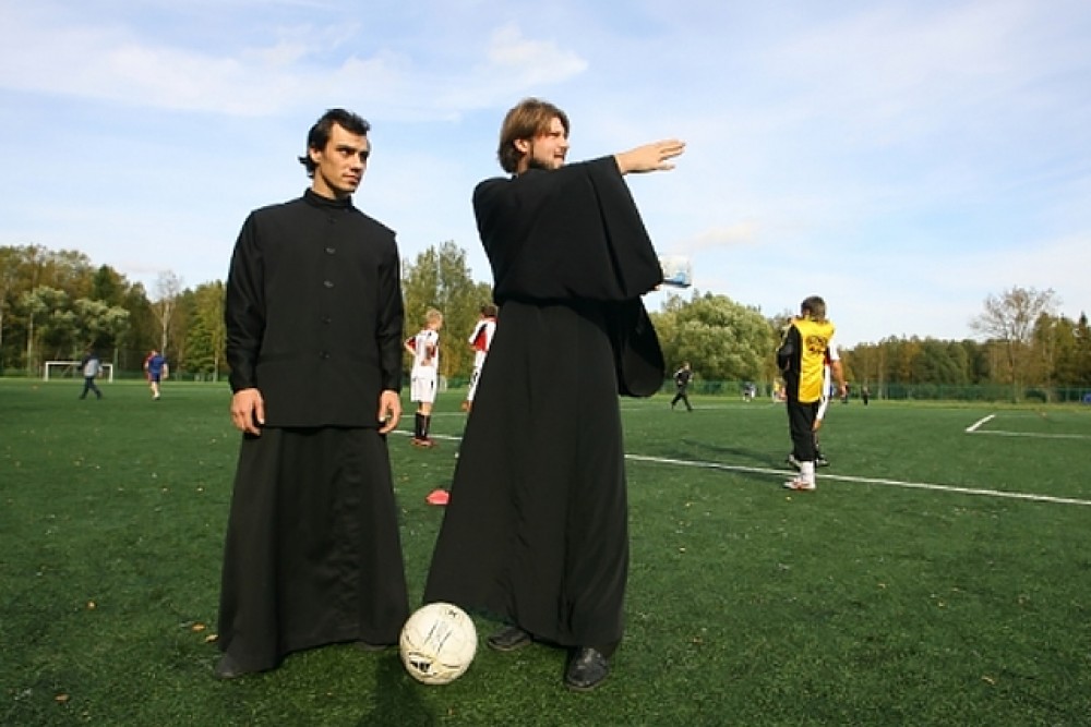 «Духовно слабенькие». В РПЦ намерены бороться с провалами футбольной сборной с помощью священника