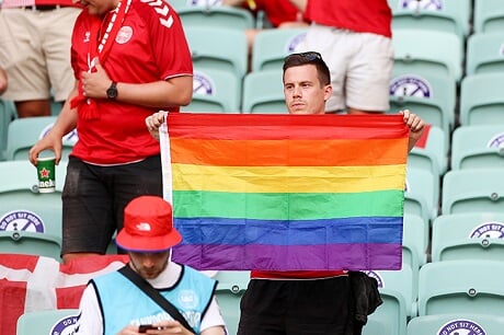 На матче в Баку у болельщиков сборной Дании изъяли радужный флаг. УЕФА расследует ситуацию