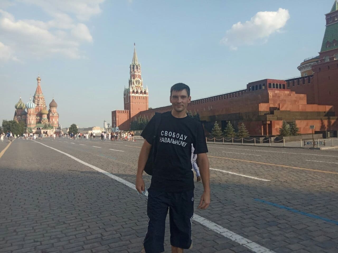 Активисту, пришедшему на Красную площадь в футболке «Свободу Навальному», дали 10 суток ареста