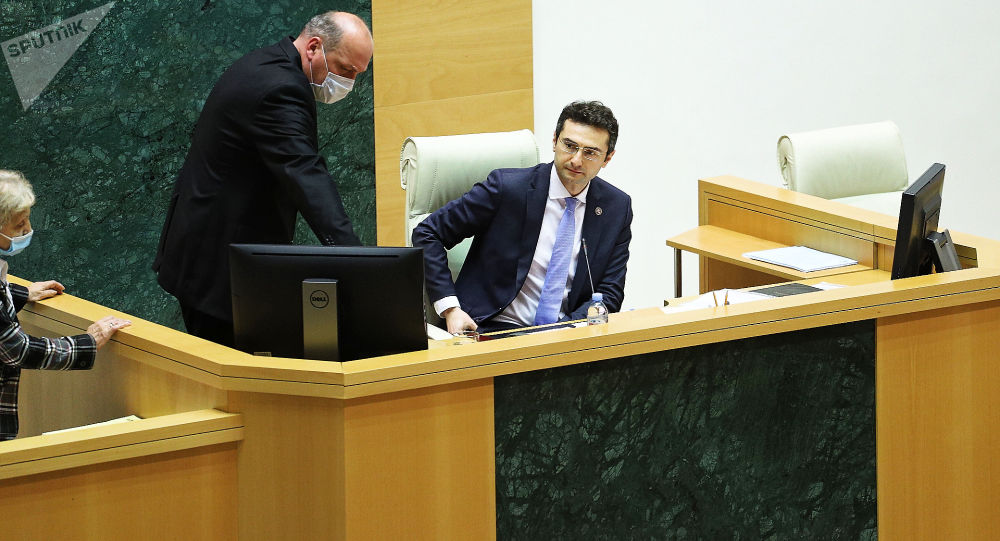 В Грузии оппозиционеры и журналисты в ходе заседания парламента вывесили баннеры с требованием наказать виновных в гибели Лексо Лашкаравы