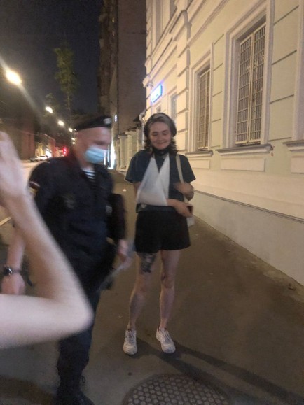 Избитая силовиками за съемку задержания ребенка журналистка Анастасия Завьялова заявила об отъезде из России