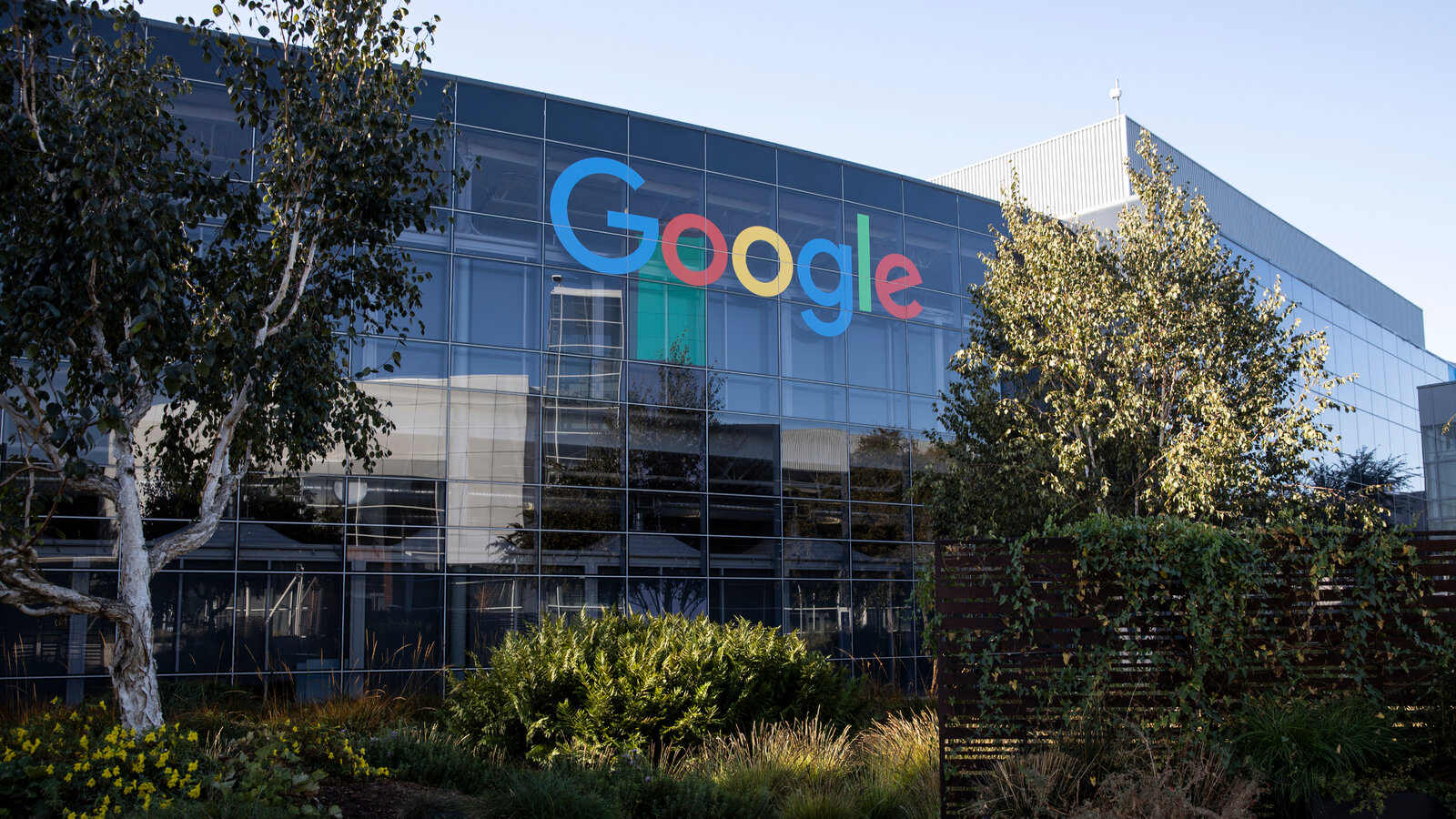 Google впервые оштрафован на 3 млн рублей из-за отказа локализовать данные россиян