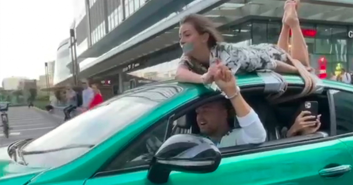 Блогер привязал свою девушку к крыше Bentley и прокатил по Москве. Сотрудники ГИБДД начали проверку