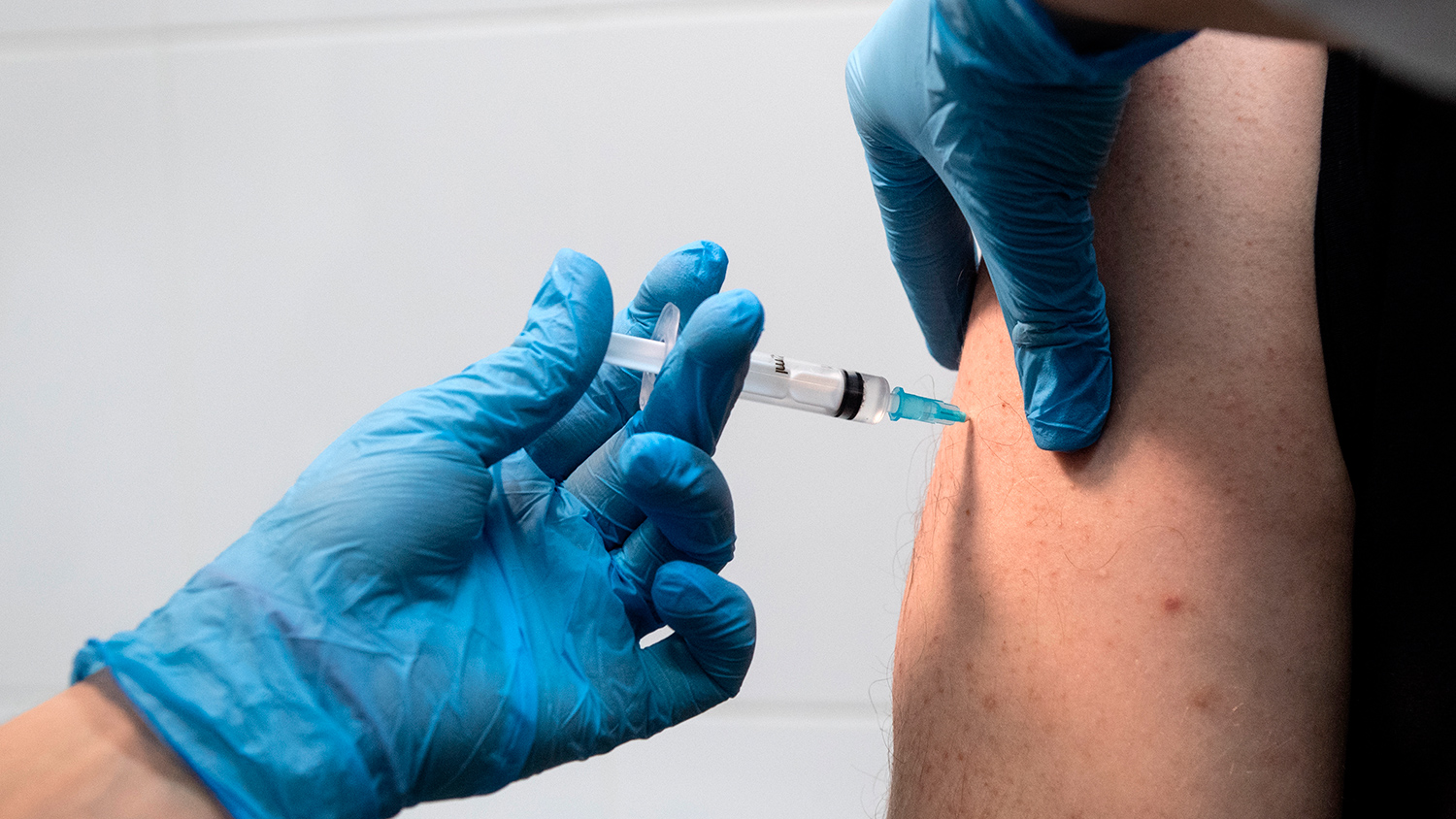 В Германии медсестра ввела вместо вакцины физраствор 8600 пациентам
