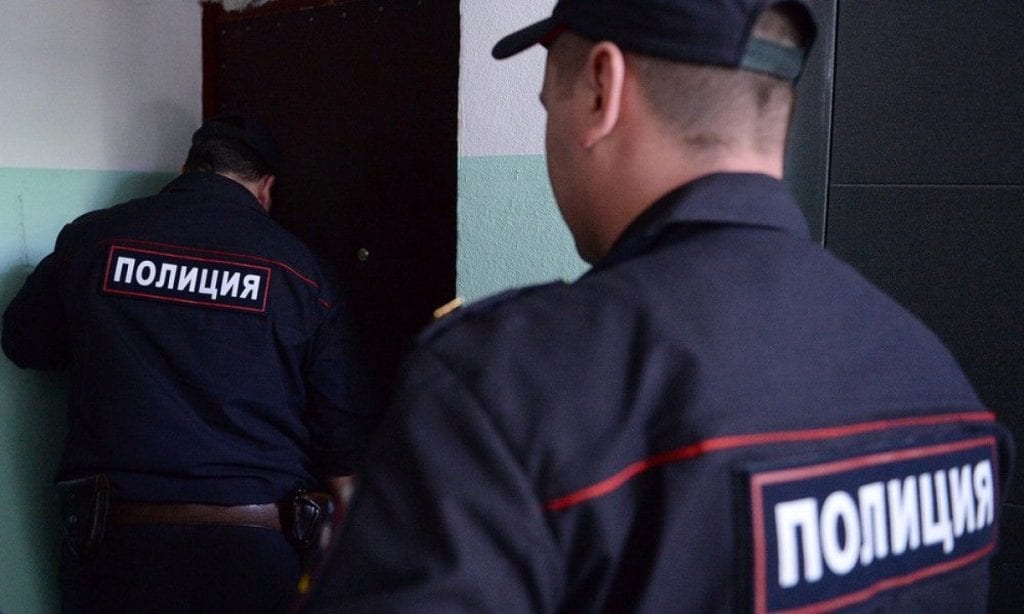Полицейские в Москве пришли к сотням людей, требуя написать заявление об утечке данных из базы, связанной с проектами Навального