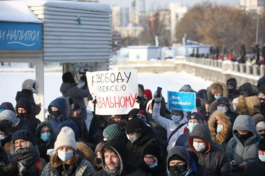 Двух екатеринбуржцев отправили в колонию по делу о брошенной в ОМОН гранате на акции Навального 