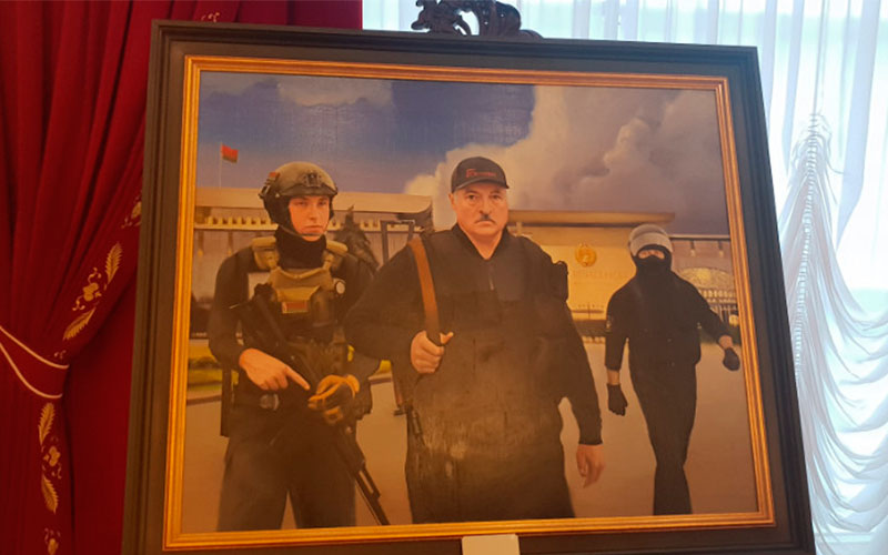 Картину с изображением Лукашенко и его сына с автоматами в руках выставили в резиденции белорусского президента в Минске