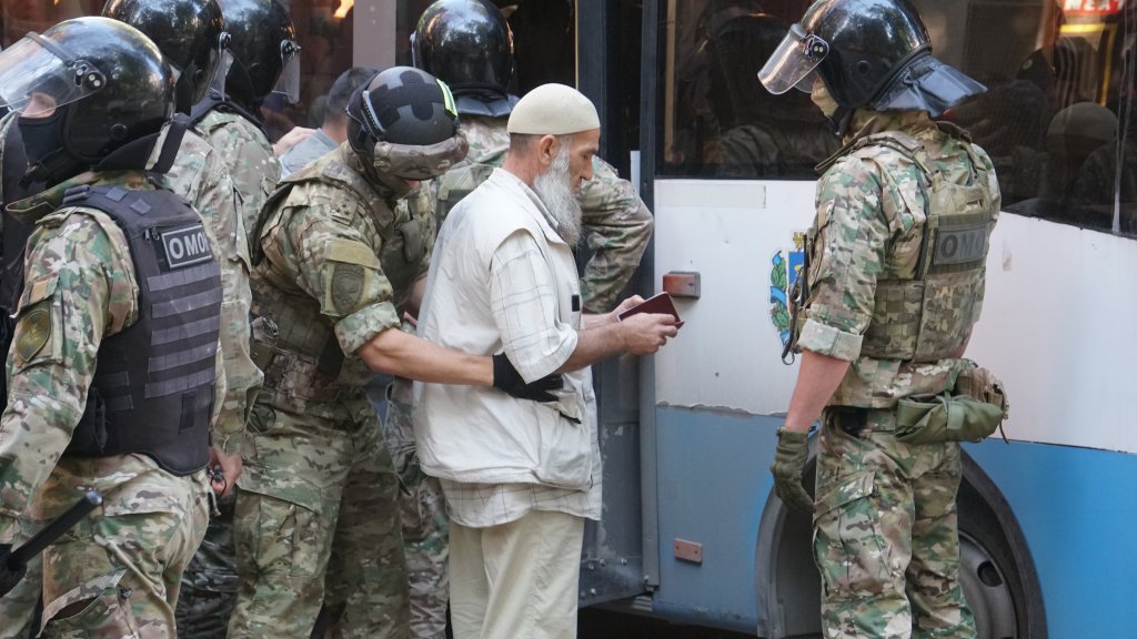 В Крыму задержали около 40 человек. Они пытались узнать судьбу родственников, которых ранее схватила ФСБ