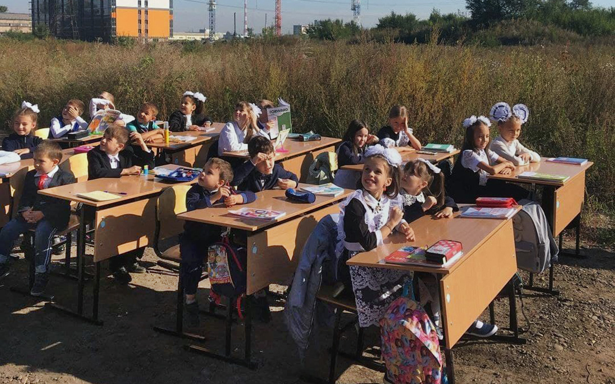 В Красноярске провели урок для детей на пустыре, где должны были построить школу