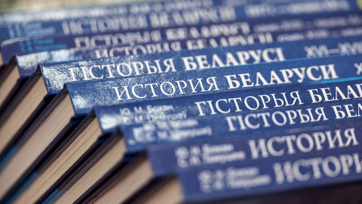 В Беларуси из учебников истории убрали имена Шушкевича и Алексиевич, критиковавших Лукашенко 