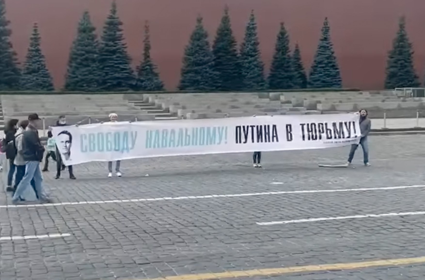 Суд арестовал на 10 суток двоих активистов, развернувших на Красной площади баннер «Свободу Навальному! Путина в тюрьму!»
