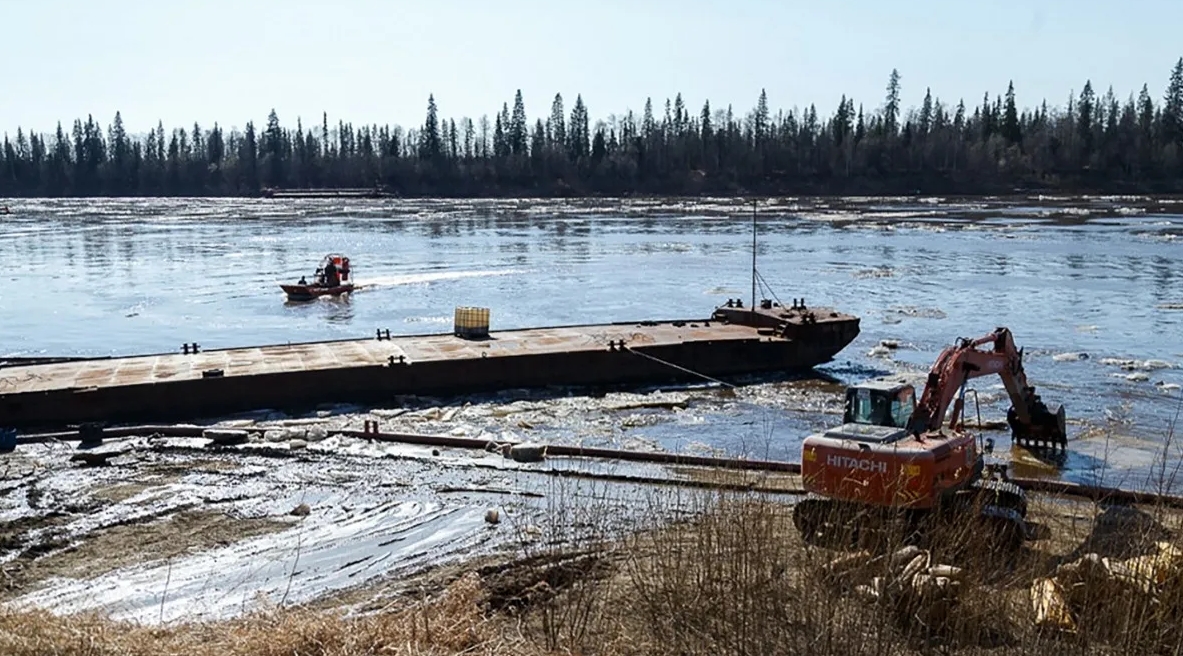 В бассейнах рек Коми нашли крупное нефтезагрязнение. Экологи предположили, что оно связано с майской аварией на предприятии «Лукойла»