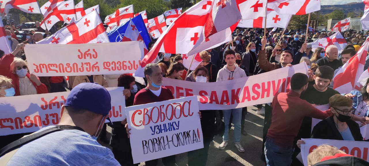 «Будем отодвигать режим». Что происходит в Грузии после ареста Саакашвили. Репортаж The Insider